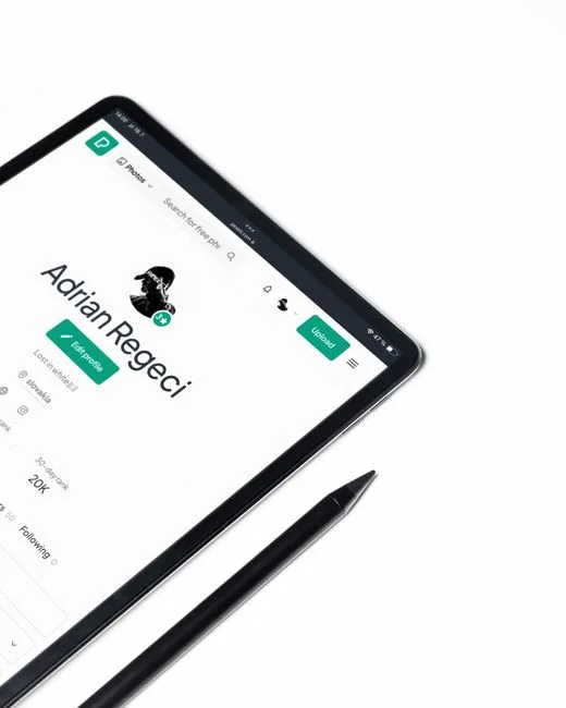 Un smartphone élégant affichant une création artistique dans un décor minimaliste, idéal pour les thèmes liés à la technologie et au design.