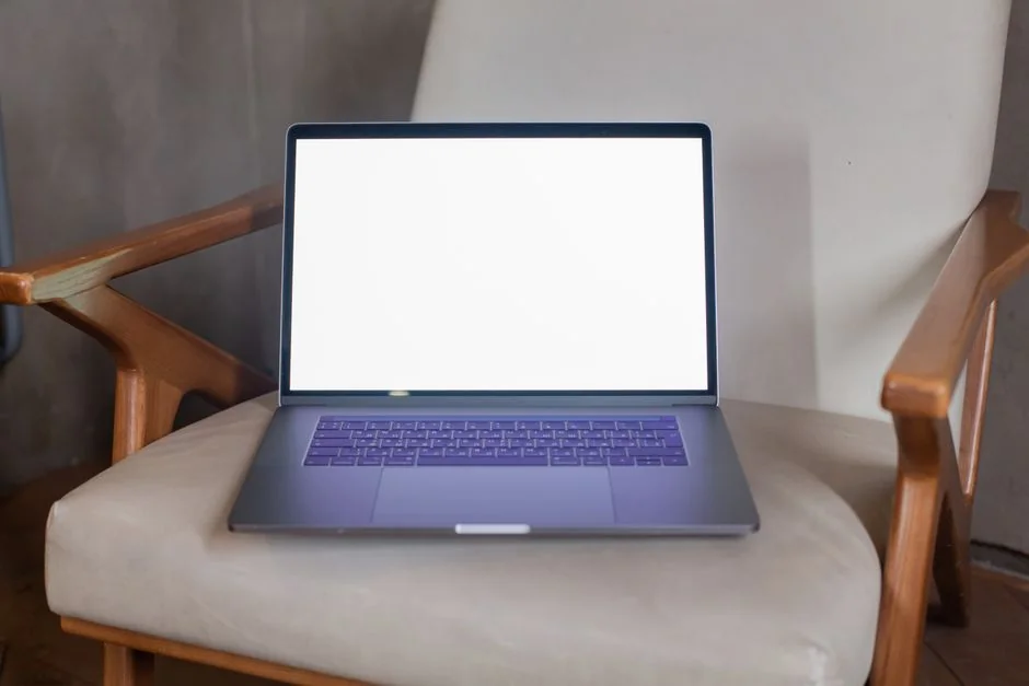 Un espace de travail moderne avec un smartphone affichant un écran et un poste informatique, idéal pour les thèmes liés aux affaires et à la technologie.